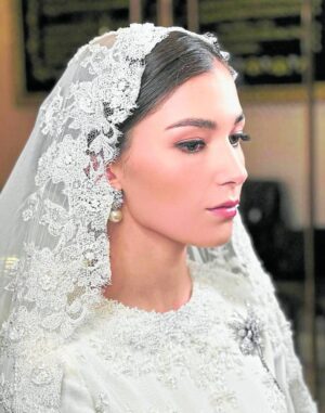 Anisha in understated glamour at the Berbedak Mandi —@deniseochoa INSTAGRAM